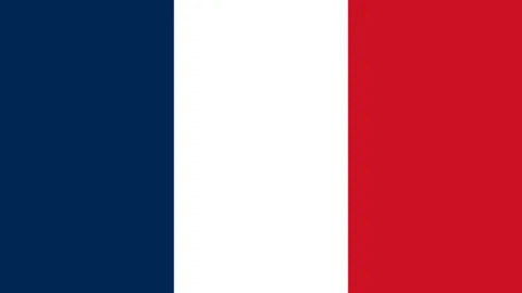 “湖人队或以1400万中产限价签下实力球员，詹姆斯可能降薪助力留守”